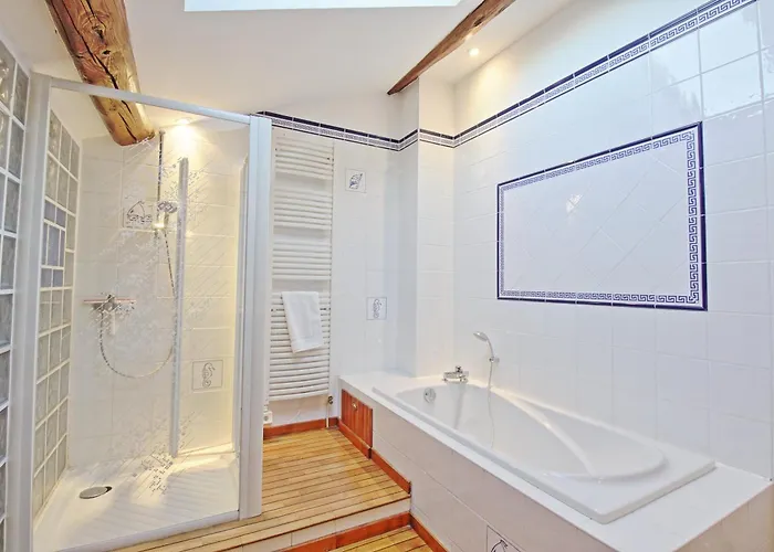 Le Guerin - Parking Et Centre * Nîmes